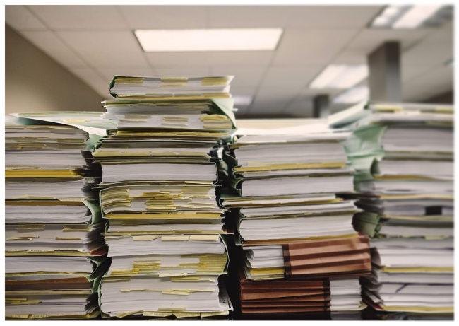 Archivos y documentos apilados representando la gestión institucional