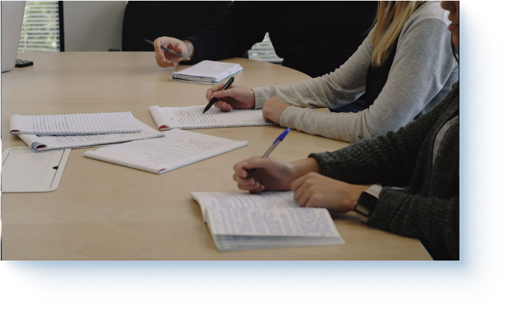 Personas trabajando en una reunión de diagnóstico personalizado